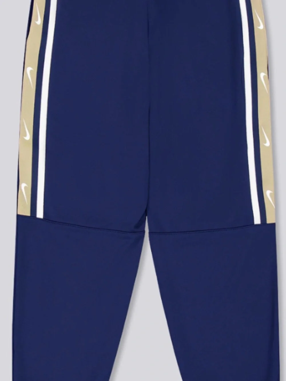 Like brand new—comfy and sharp looking Nike joggers size L